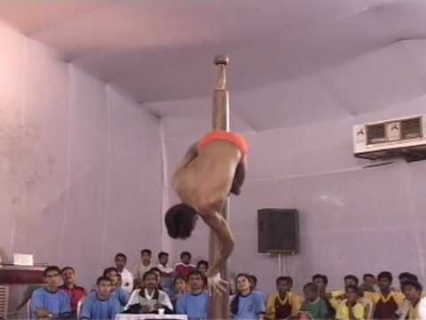Aksi Pole Dance Yang Bakal Membuatkan Mata Anda Terbeliak