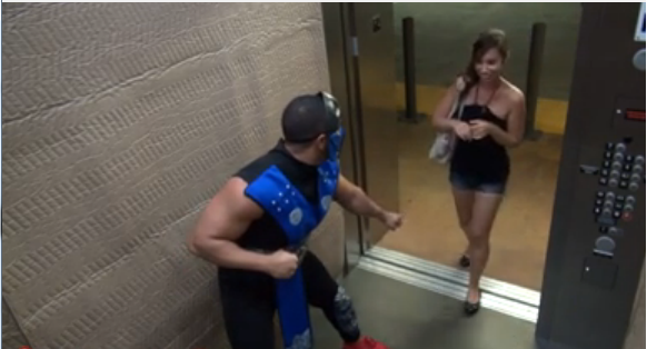 Mortal Kombat Prank Dalam Lif. Kelakar Habis!