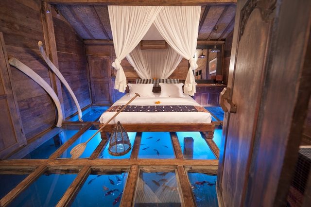 WOW! Bilik Tidur Yang Berlantaikan Kaca Di Bali Dengan Pemandangan Air Di Bawah Membuatkan Kami Mesti Tidur Di Sini