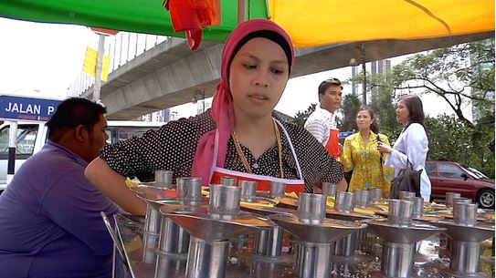 Kisah Lucu Seorang Kakak Yang Tidak Bersyukur Terima Free Gift Dari Seorang Peniaga