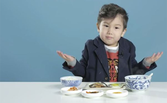 Lihat Reaksi Kanak-Kanak Ini Mencuba Menu Sarapan Dari Seluruh Dunia. Sangat Comel