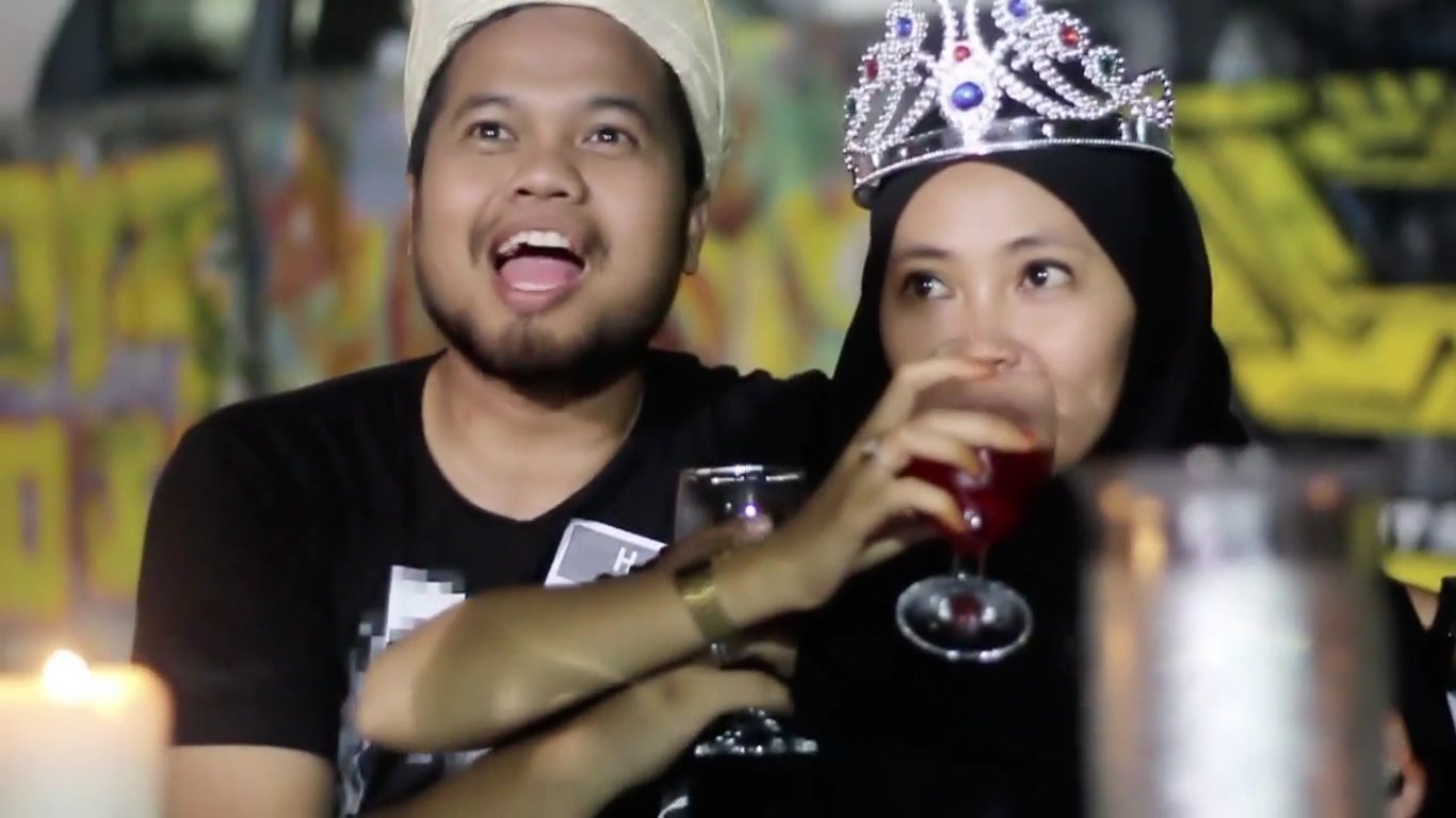 Tidak Cukup Dengan Dua Majlis, Pasangan Ini Adakan Majlis Perkahwinan Ketiga Dengan Gaya Sempoi