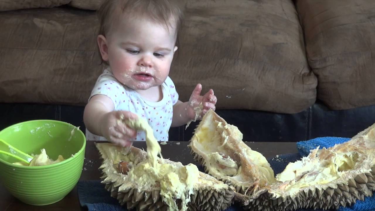 Jangan Terkejut Melihat Bayi Orang Putih Ini 'Melahap' Durian Dengan Sangat Ceria