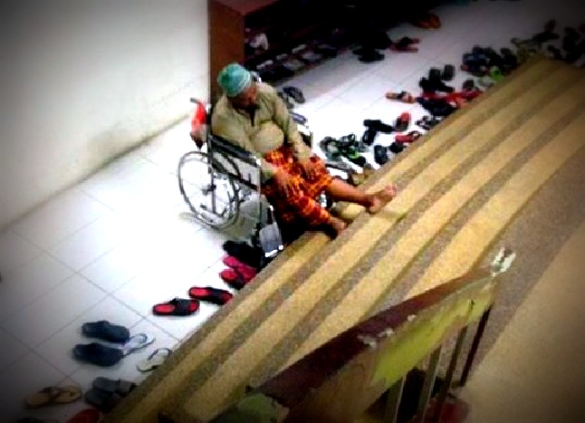 Kesungguhan Pemuda Istimewa Bersolat Di Tangga Masjid Ini Mengharukan Hati Mereka Yang Sihat Tubuh Badan