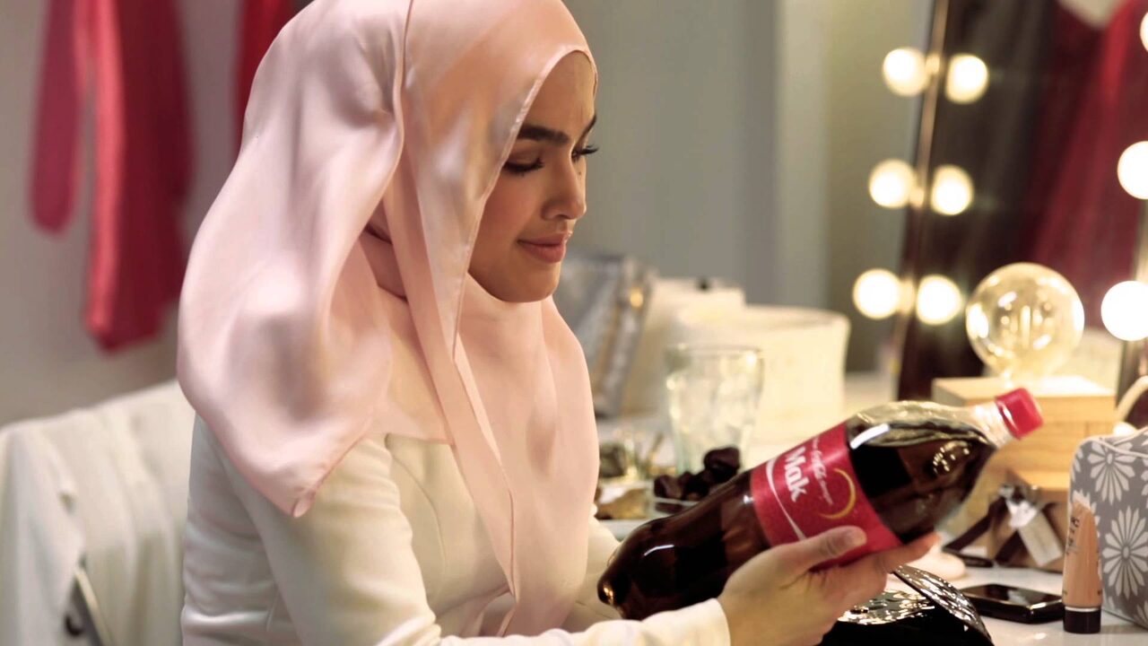 Apakah Yang Sebenarnya Berlaku Kepada Badan Anda Selepas Minum Satu Tin Coca Cola?