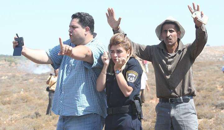 Momen Istimewa Apabila Dua Orang Palestine Melindungi Polis Israel Daripada Balingan Batu Orang Israel