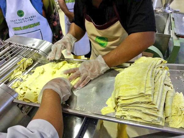 Hasil Berniaga Mee Kuning, Ibu Tunggal Berjaya Sara 12 Anak