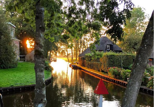 Kampung Dengan Terusan Air Di Holland Yang Magikal