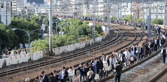 Di Jepun, Penumpang Masih Berdisiplin Walaupun Keretapi Terkandas