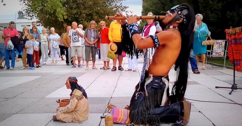 Alunan Flute The Last Of Mohicans Di Jalanan Ini Memukau Orang Ramai