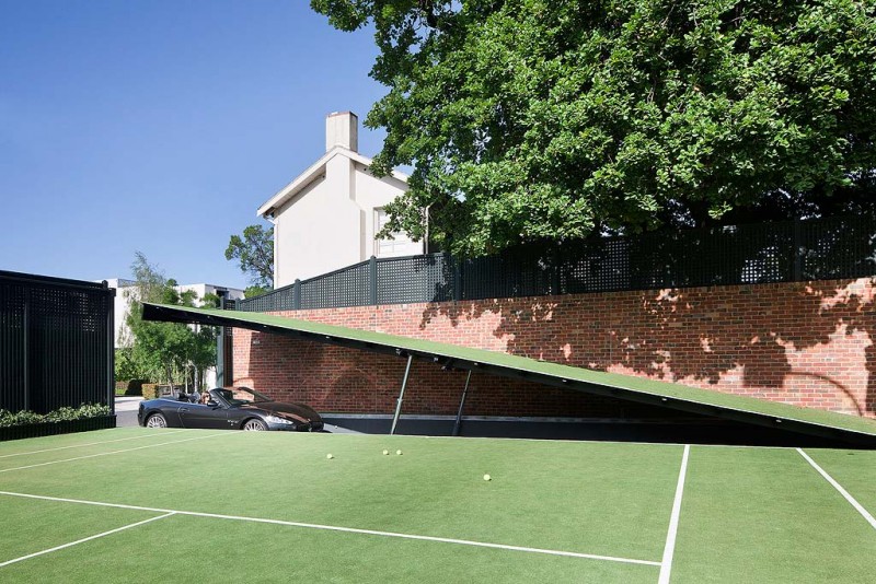 Lihat Apa Yang Ada Di Bawah Gelanggang Tenis Rumah Agam Ini