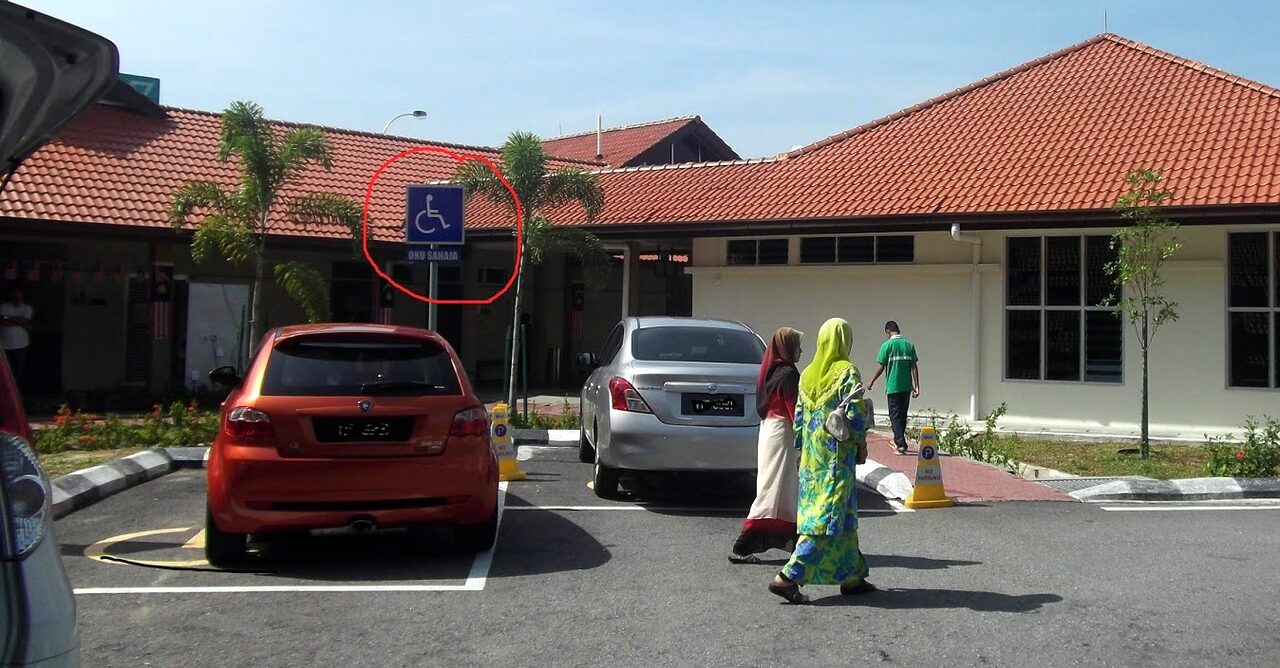 Lelaki Ini Terpaksa Kurang Ajar Dengan Orang Lain Apabila 'Abang Sado' Letak Kereta Di Parkir OKU