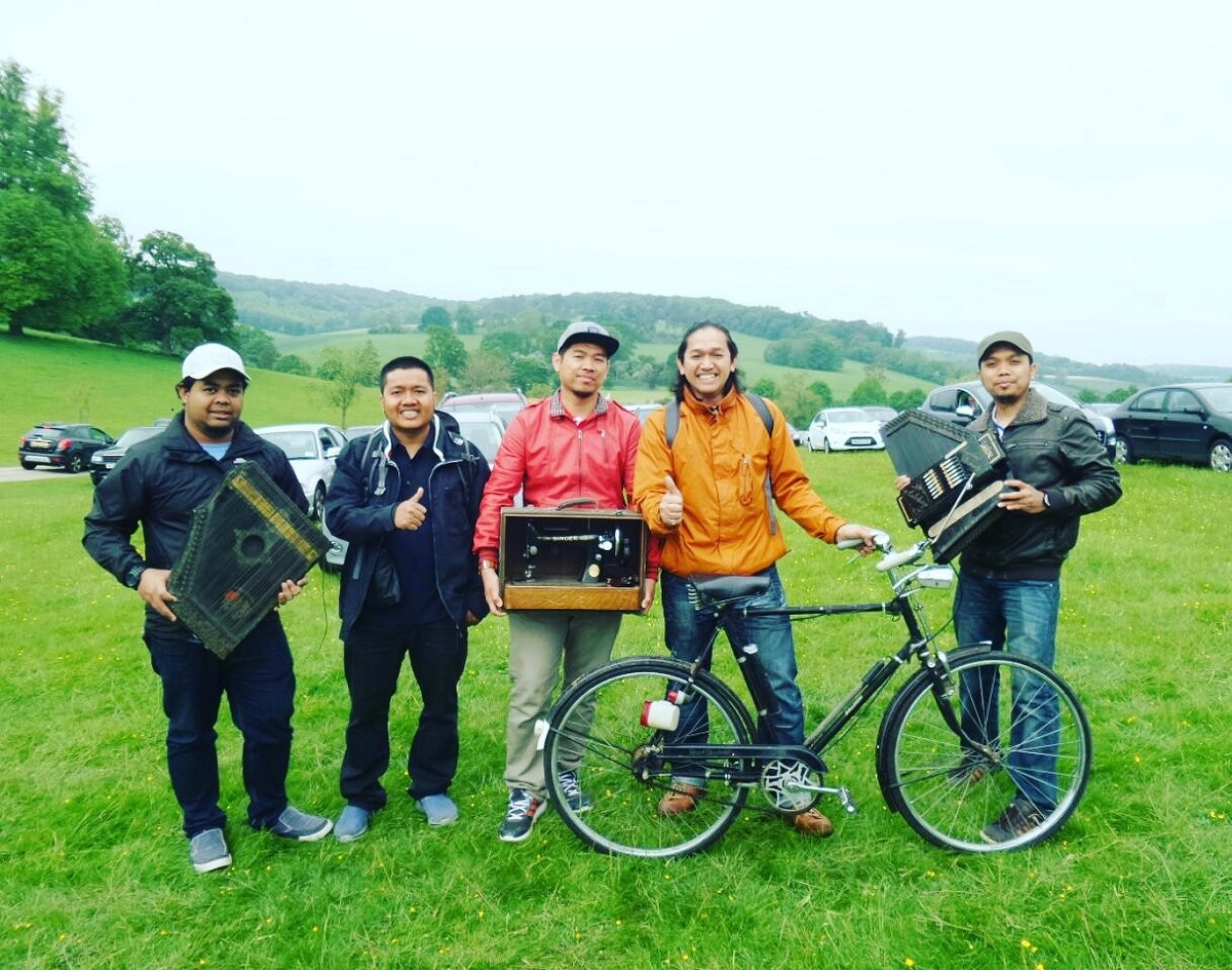 Minat Barangan Antik Bawa Kami Jana Pendapatan Sampingan Di England