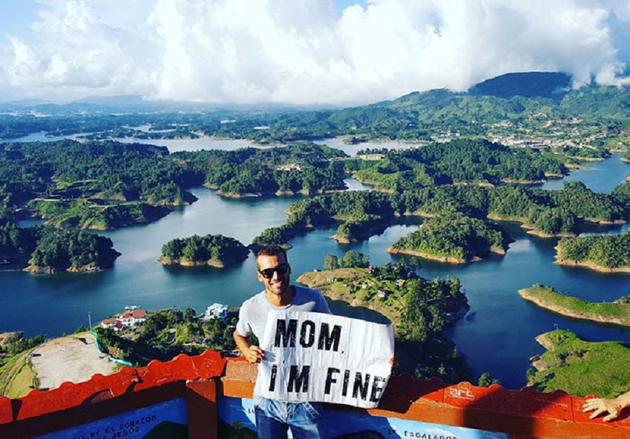'Mom I'm Fine' Cara Unik Pemuda Ini Sampaikan Pesanan Buat Ibunya Semasa Travel