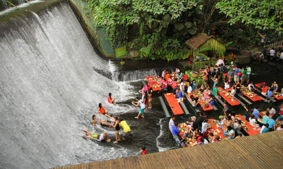 Nikmati Pengalaman Unik Makan Di Restoran Air Terjun Di Filipina