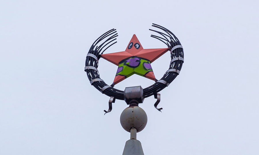 Vandalisma Paling ‘LOL’ Di Rusia, Bintang Menara Soviet Kini Berwajah Patrick