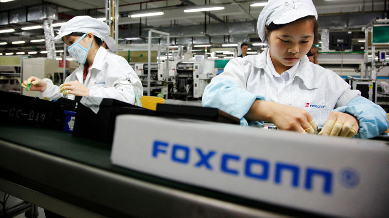 Pengurus Ini Didakwa Menyeludup Lebih 5,700 iPhone Sebelum Ditangkap