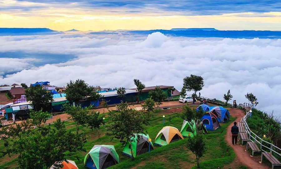 Berkhemah Atas Awan Di Phu Thap Boek, Thailand