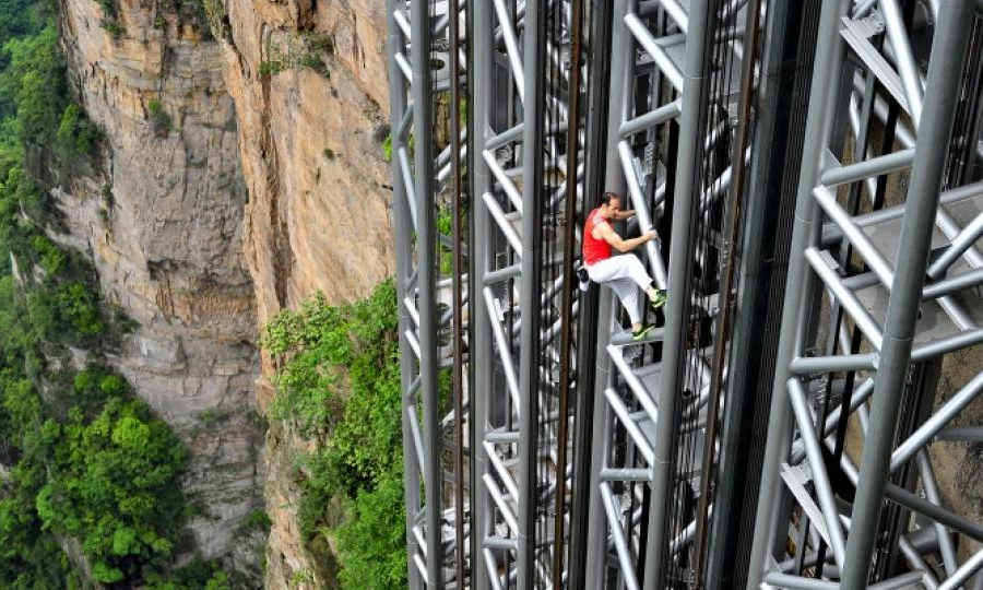 'Bailong Elevator' Di Zhangjiajie Ini Tak Semua Orang Berani Naik