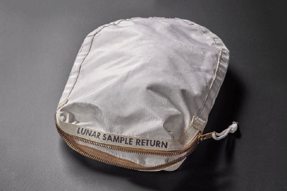 Beg Misi Ke Bulan Neil Armstrong Ini Bakal Dilelong Pada Harga RM17 Juta