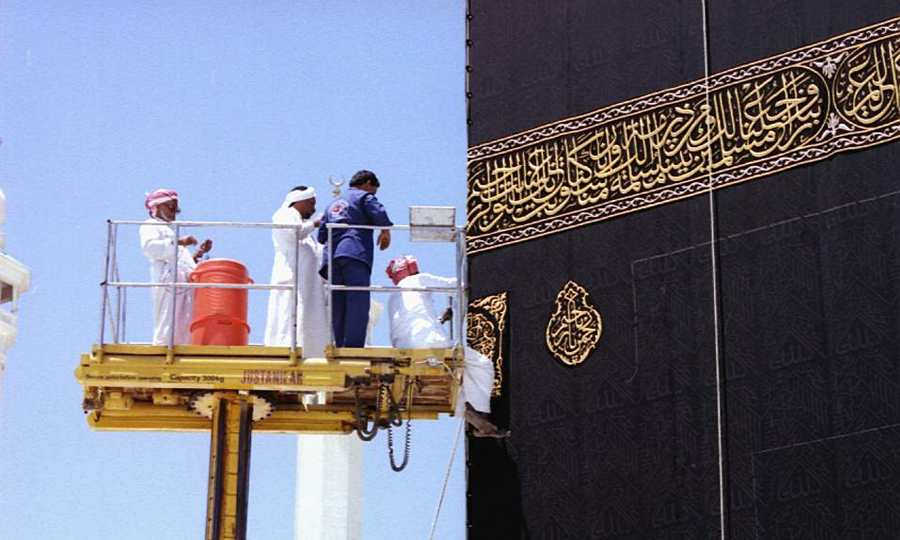 Beginilah Proses Pembersihan Kaabah Menggunakan Air Zam-Zam Dilakukan