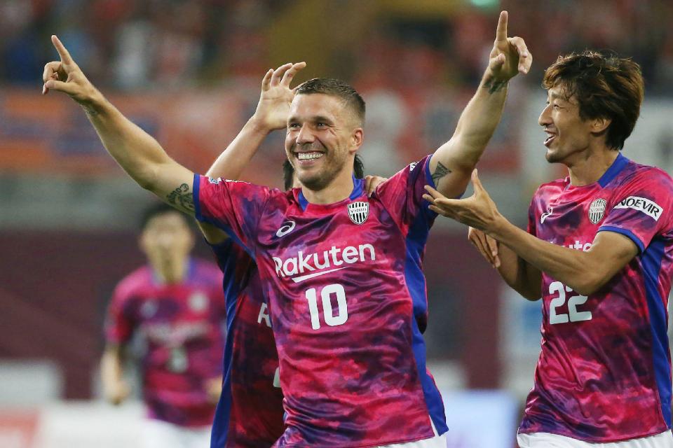 Lukas Podolski Ambil Aura 'Captain Tsubasa' Melalui Debut Pertama J-League