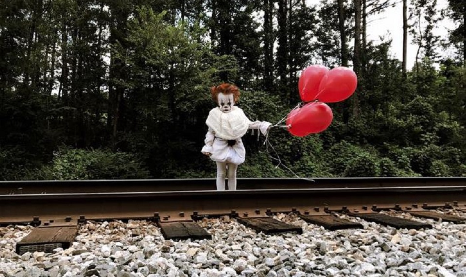 Abang Rakam Si Adik Seperti Badut Filem 'It' Dan Hasilnya Sangat Menarik