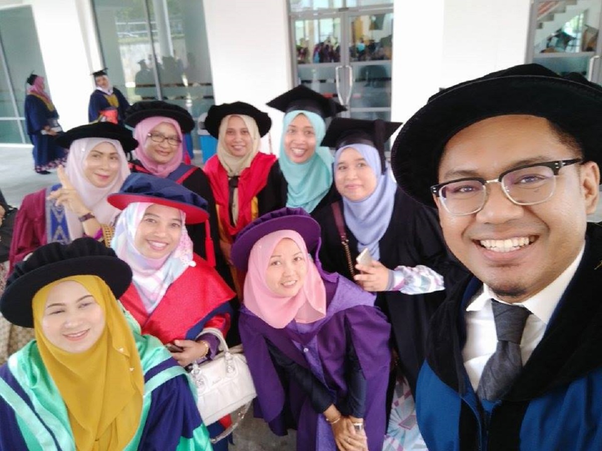 Surat Terbuka Daripada Saya, Seorang Pensyarah Buat IbuBapa Para Graduan