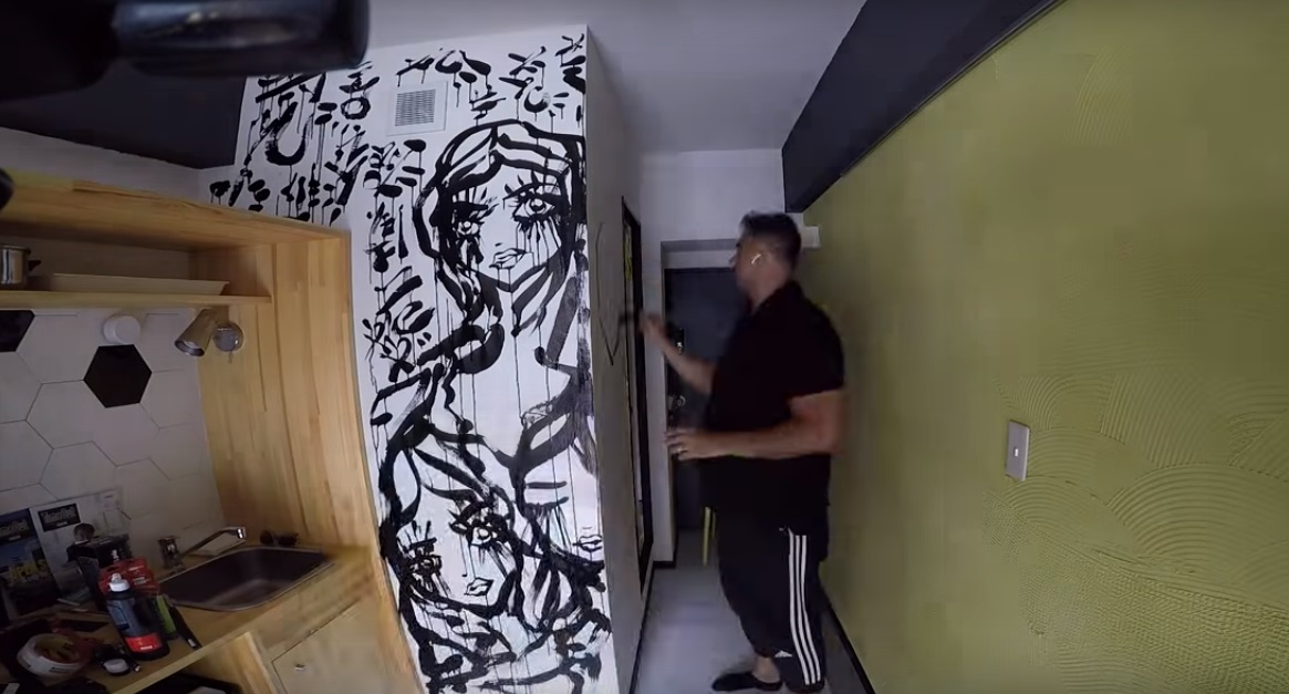 Lelaki Ini Dapat Duit Semula Selepas Conteng Dinding Rumah Airbnb Di Jepun
