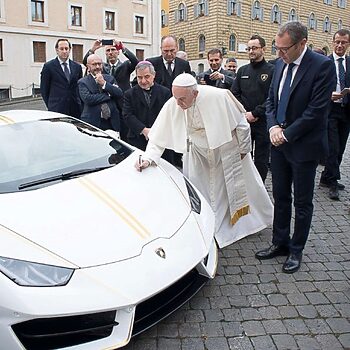 Pope Francis Kini Memiliki Sebuah Lamborghini Huracán