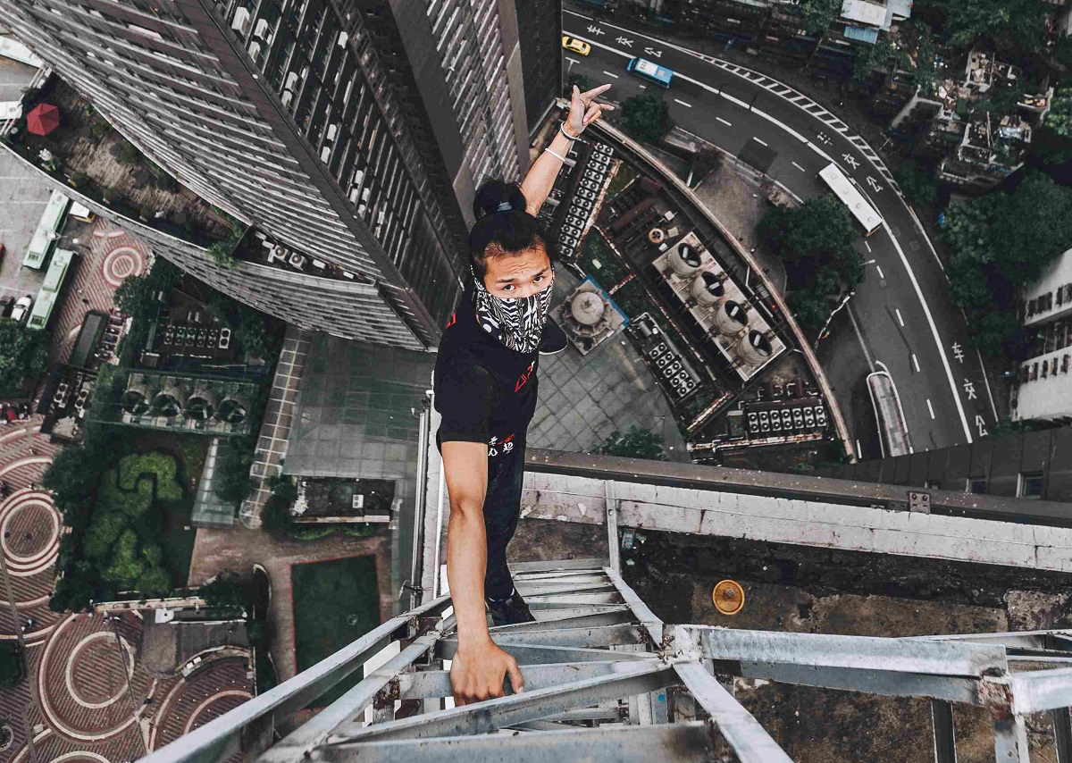Tersilap Langkah, 'Daredevil' Dari China Ini Mati Terjatuh Dari Bumbung Bangunan 62 Tingkat