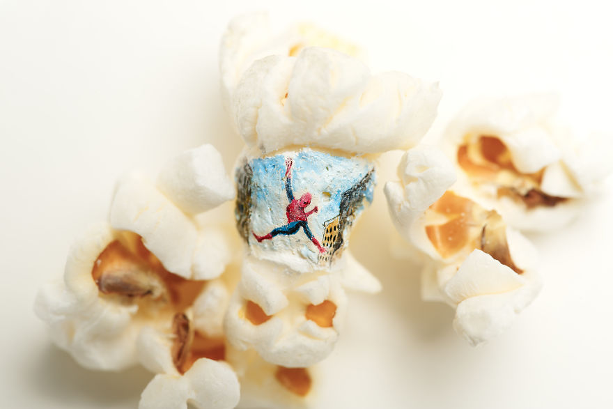 Lelaki Ini Lukis Gambar Mikro Atas Popcorn Inspirasi Daripada Filem Kegemarannya