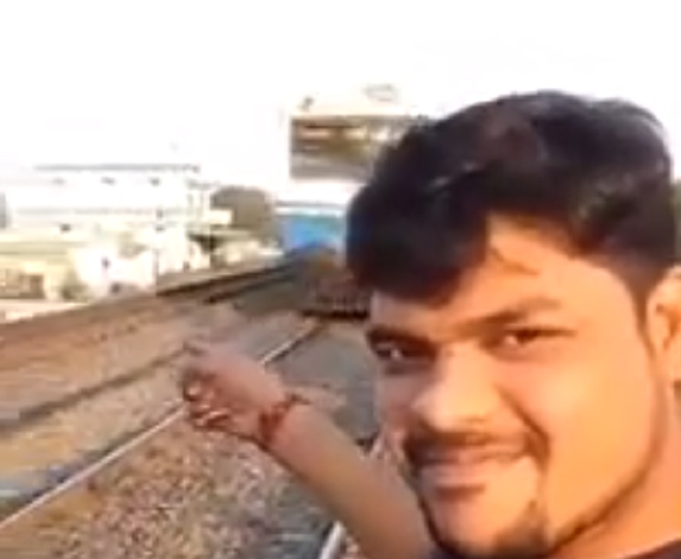 Padah Mahu 'Selfie' Lelaki Ini Dilanggar Kereta Api