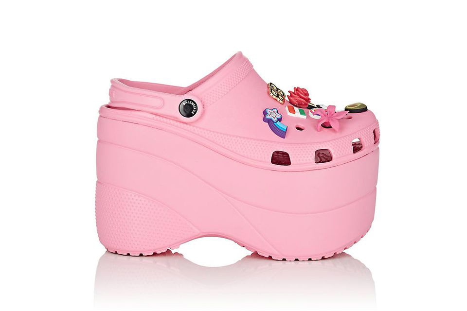 Balenciaga Mahu Popularkan Kembali Sandal Crocs Dengan Rekaan Ini