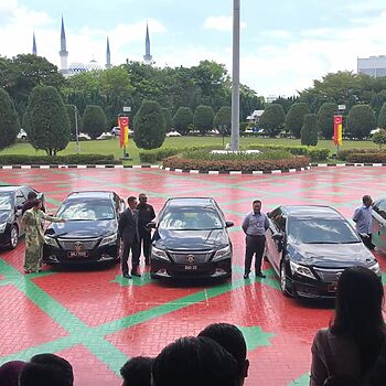 MB Selangor Balik Naik Grab Selepas Serah Kenderaan Rasmi Kerajaan Negeri 6 MB Selangor Balik Naik Grab Selepas Serah Kenderaan Rasmi Kerajaan Negeri