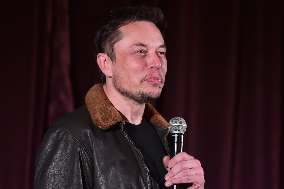 Elon Musk Akui Terlalu Sibuk Dan Sering Tidur Di Kilang
