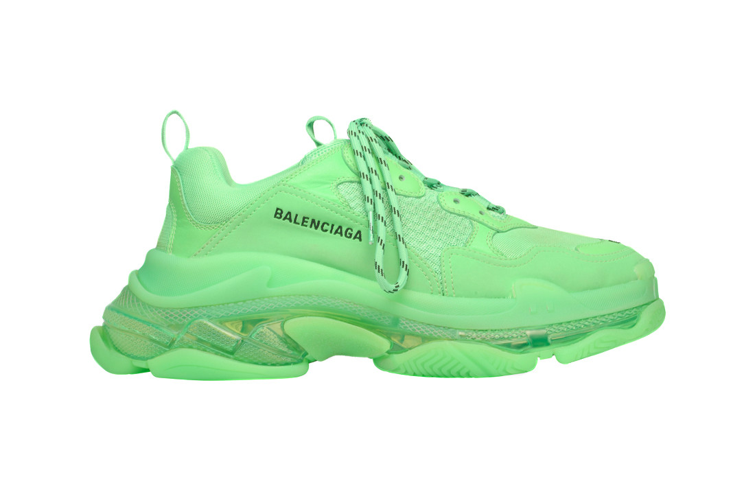 Balenciaga Tampil Dengan Triple S Berwarna Hijau Neon