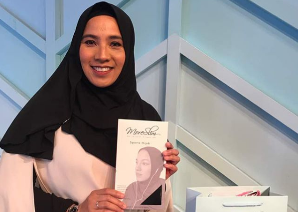 Wanita Malaysia Ini Berjaya Hasilkan Tudung Khas Untuk Polis Muslim Di UK