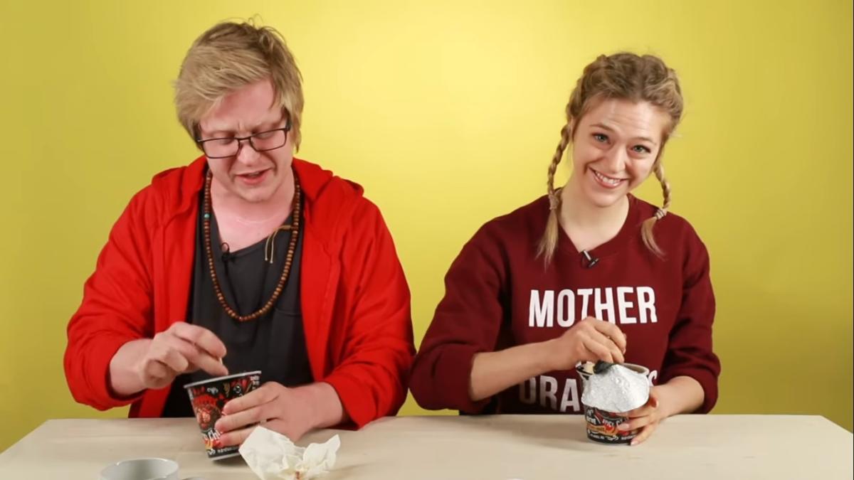 Lihat Reaksi Warga BuzzFeed Cuba Mi Kering Hitam Daebak 'Ghost Pepper'