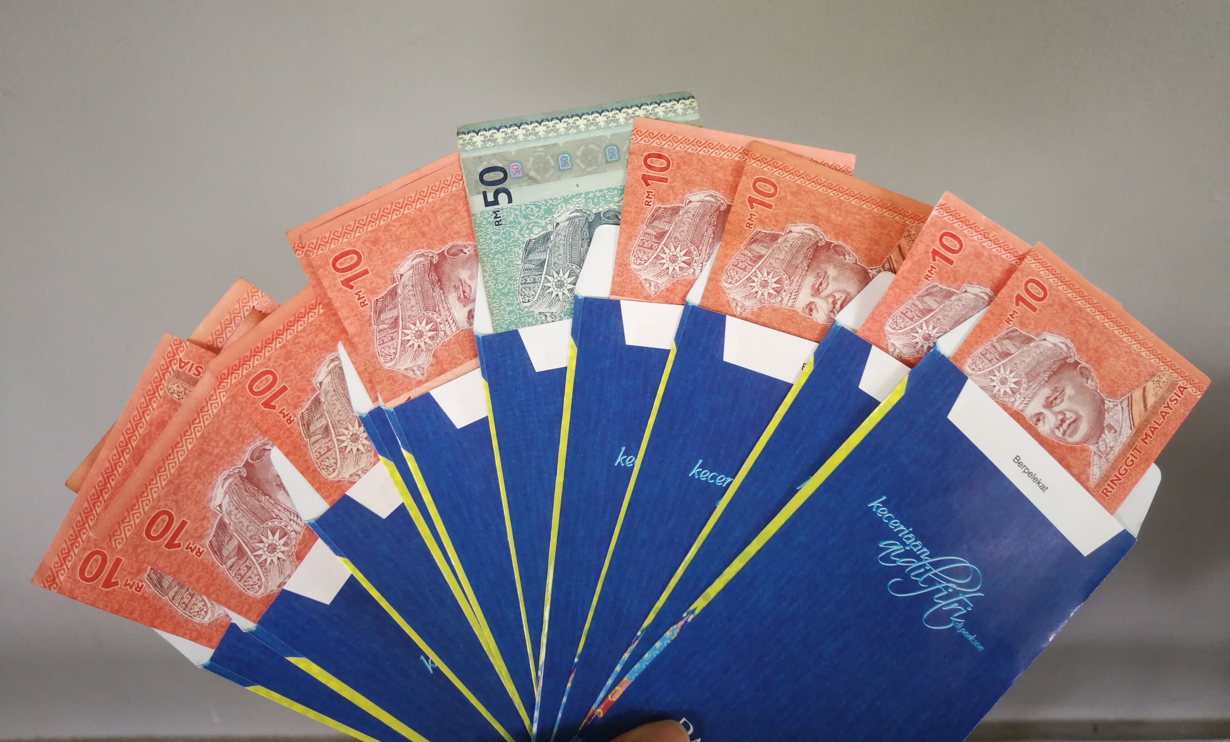 8 Persoalan Yang Bakal Berlegar Di Otak Anda Ketika Kali Pertama Beri Duit Raya