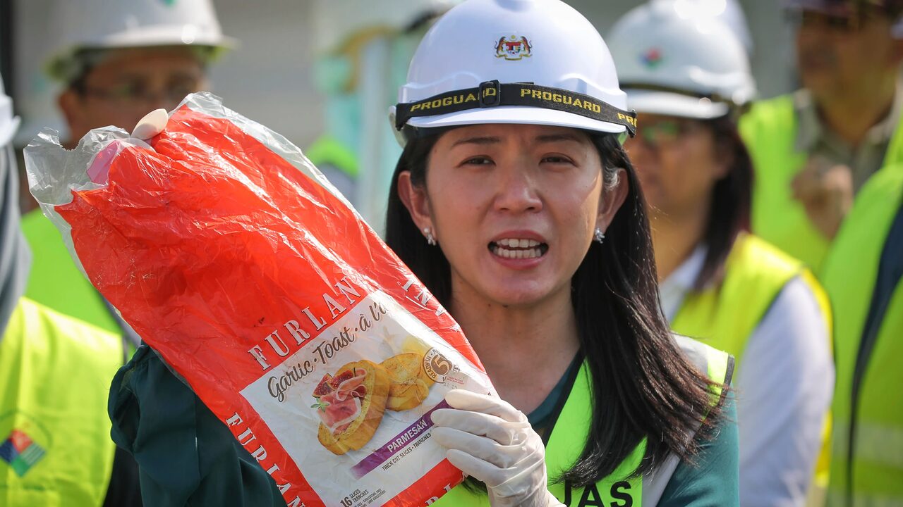 Malaysia Hantar Semula 3,300 Tan Sisa Plastik Import Ke Negara Asal