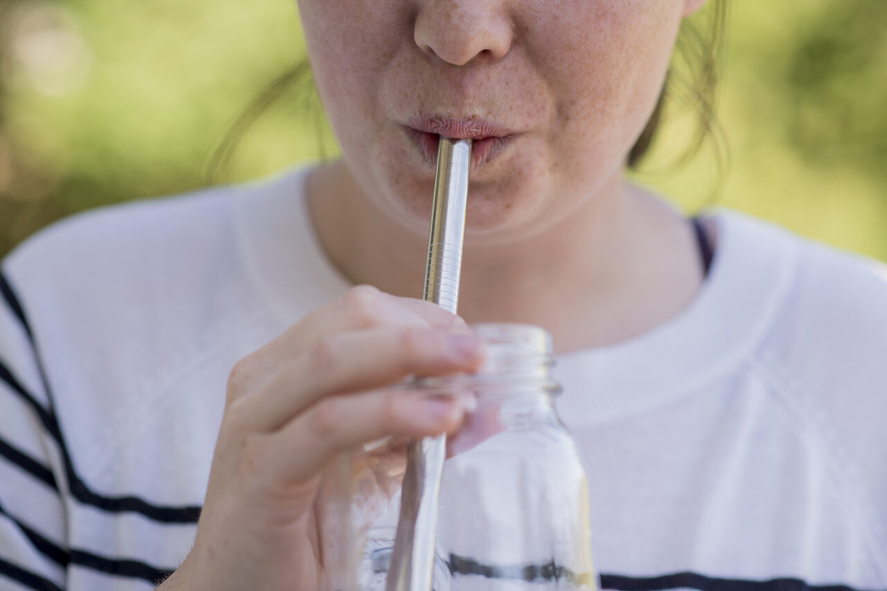 Wanita Di England Maut Tertusuk Penyedut Minuman 'Stainless Steel'