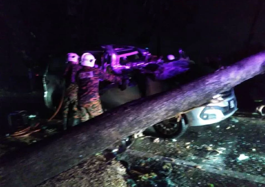 Lihat Bagaimana Ribut Petir Dan Angin Kencang Ini Hampir Ragut Nyawa 8 Sekeluarga