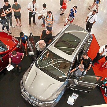 Ini Cara Jurujual Masukkan Kereta Pameran Ke Dalam Pusat Membeli-Belah