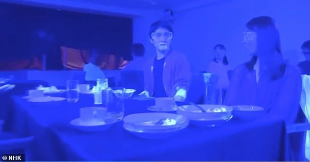 Eksperimen ‘Black Light’ Buktikan Bagaimana Virus Merebak Dengan Mudah Di Kedai Makan