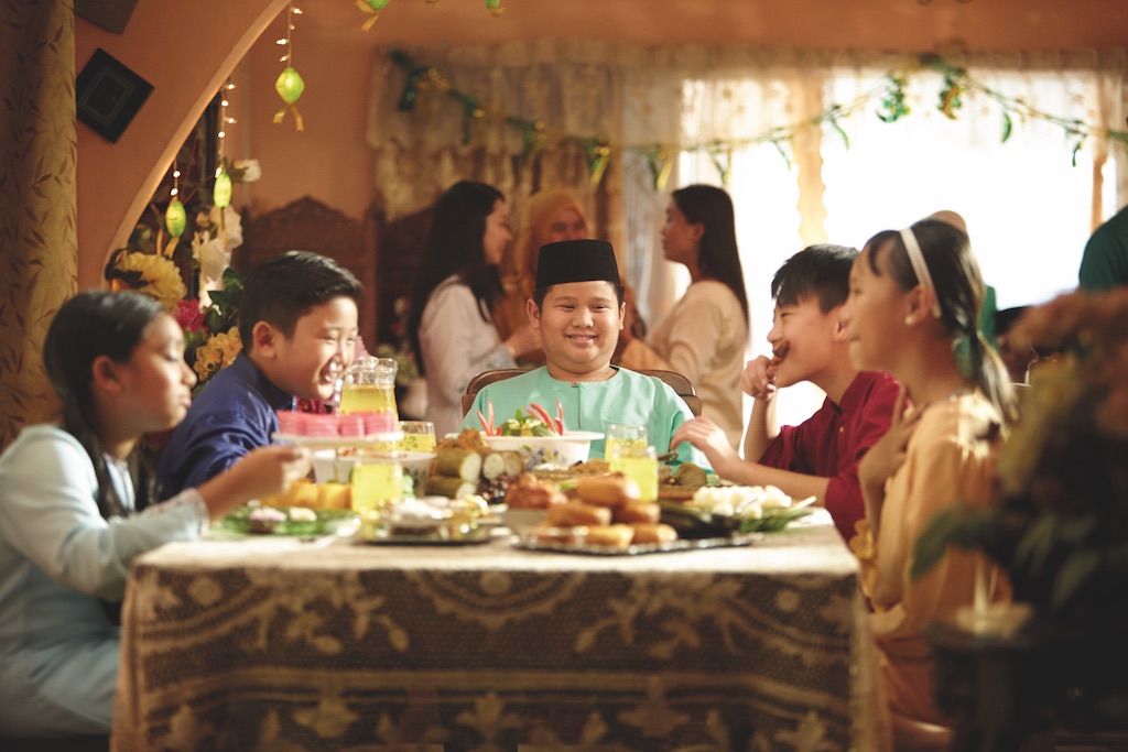 Netflix Ajar 15 Cara Untuk Jawab Soalan Panas Mak Cik Bawang Menjelang Hari Raya Nanti