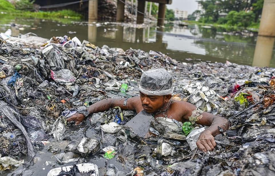 Hanya Pakai Topi Plastik Sebagai PPE, Tukang Cuci Di Dhaka Berenang Dalam Timbunan Sampah