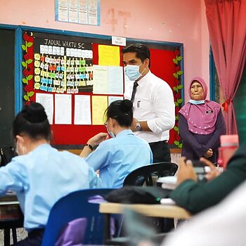Menteri Pendidikan Jelaskan Mengapa Sekolah Masih Dibuka Walaupun Kes COVID-19 Meningkat 4 Menteri Pendidikan Jelaskan Mengapa Sekolah Masih Dibuka Walaupun Kes COVID-19 Meningkat
