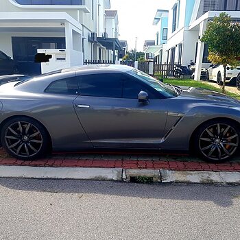 Lelaki Ini Sanggup Jual Nissan GTR Miliknya Untuk Biayai Dana Kerja Amal