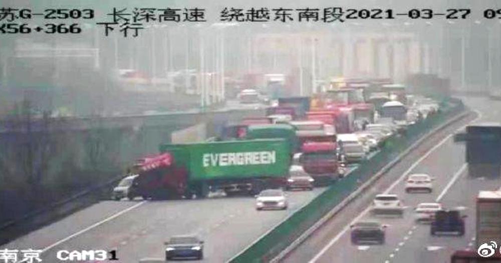 Lori Kontena 'Evergreen' Cetus Kesesakan Jalan Raya, Netizen Samakan Situasi Kapal Di Terusan Suez
